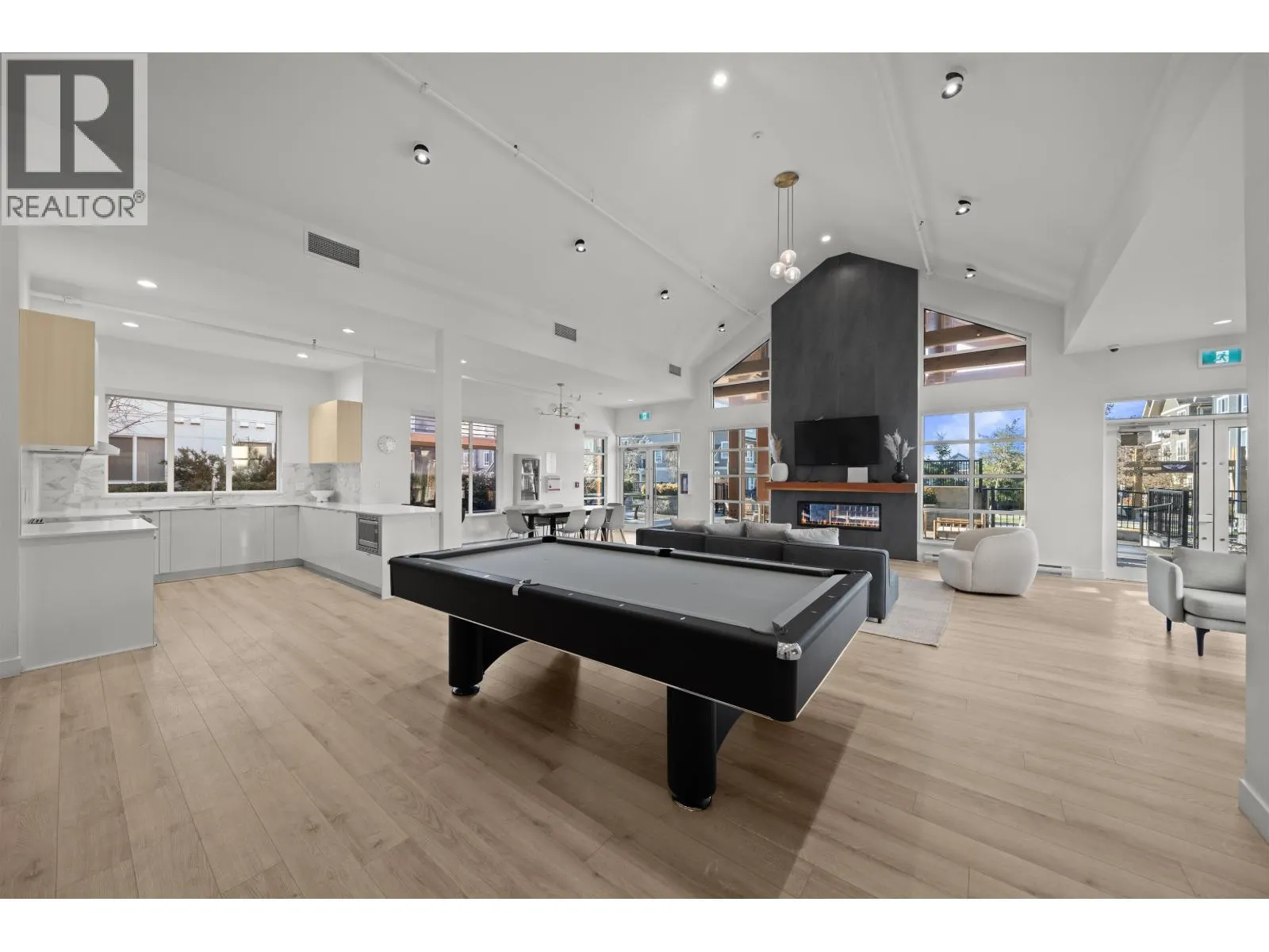 211 1792 STARLING DRIVE