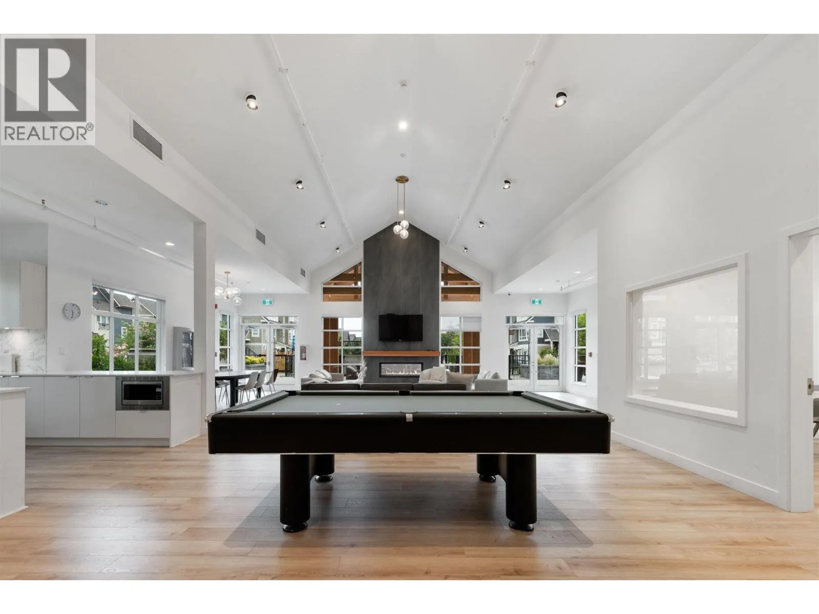 211 1792 STARLING DRIVE