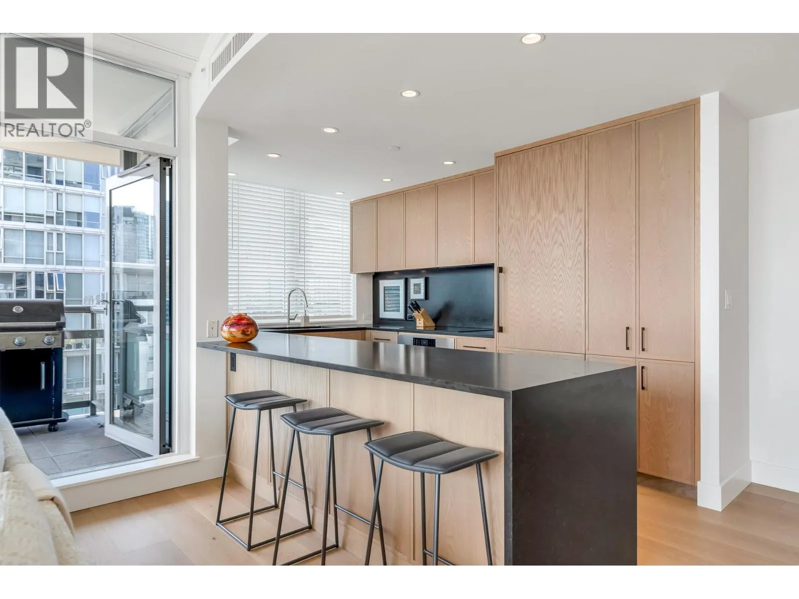 801 1328 MARINASIDE CRESCENT