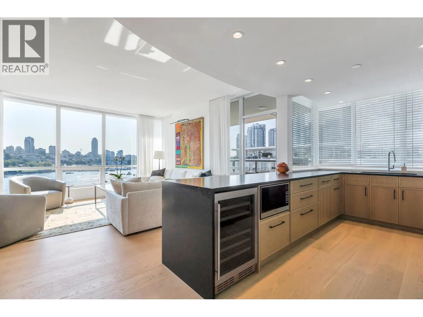 801 1328 MARINASIDE CRESCENT
