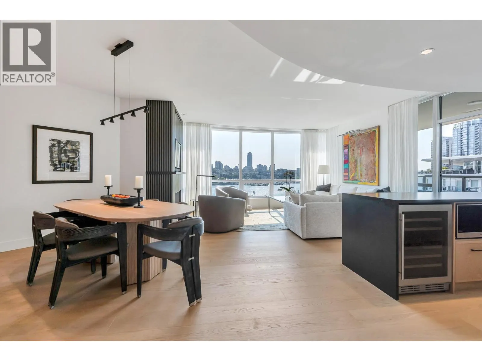 801 1328 MARINASIDE CRESCENT