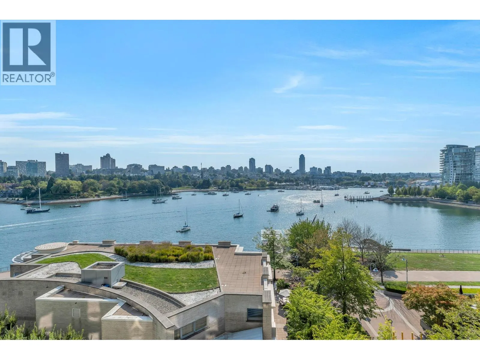 801 1328 MARINASIDE CRESCENT