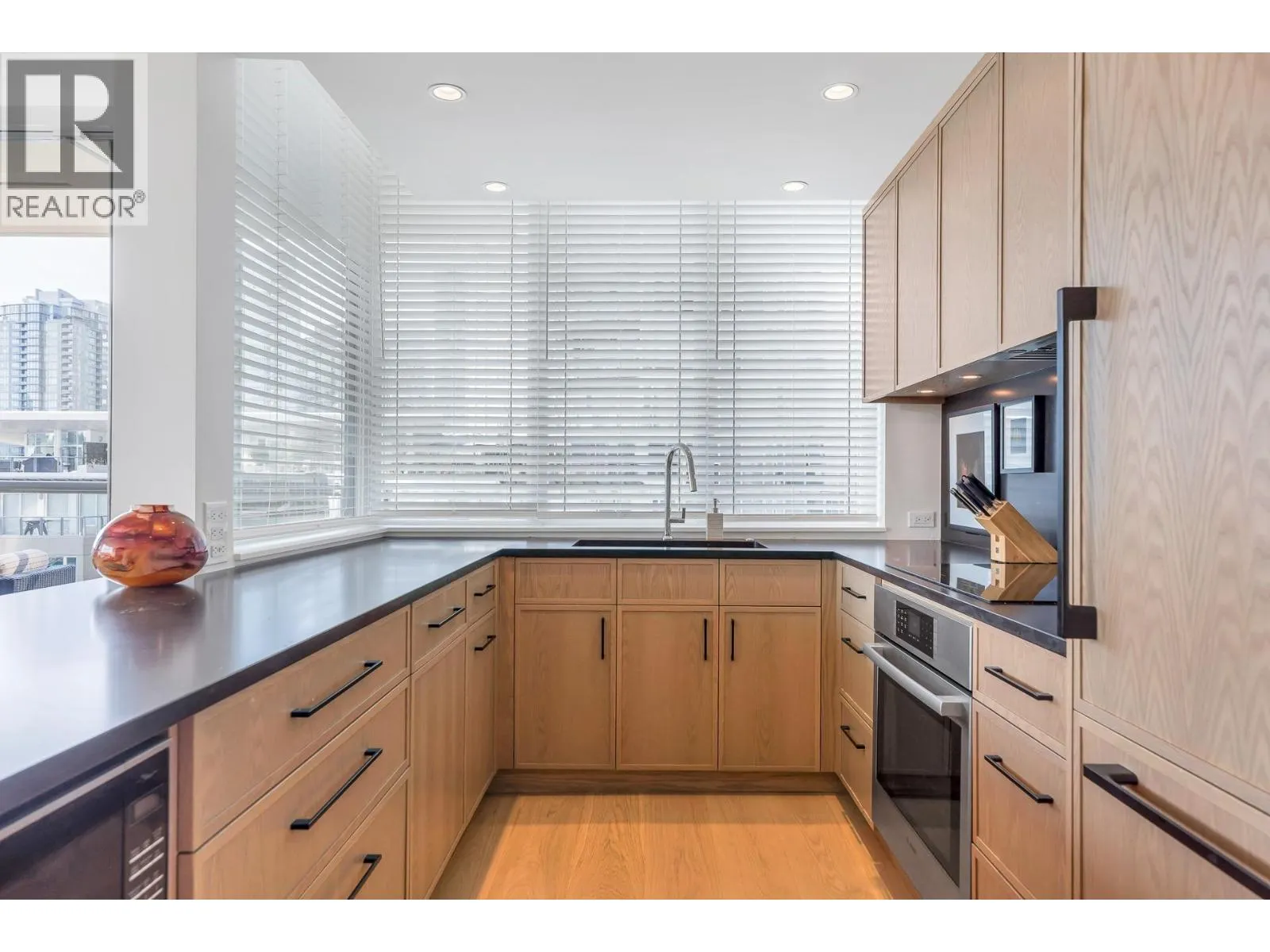 801 1328 MARINASIDE CRESCENT