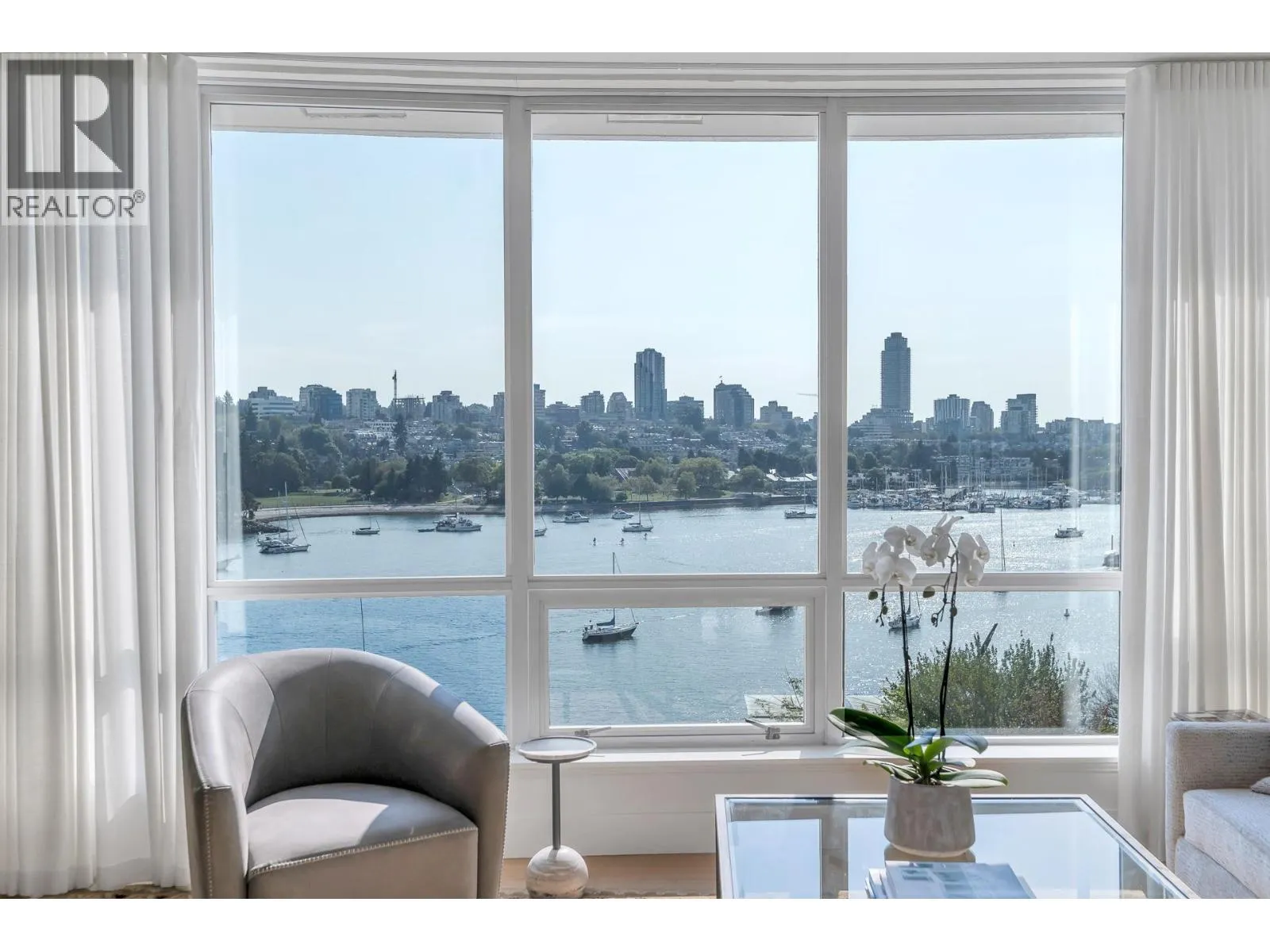 801 1328 MARINASIDE CRESCENT