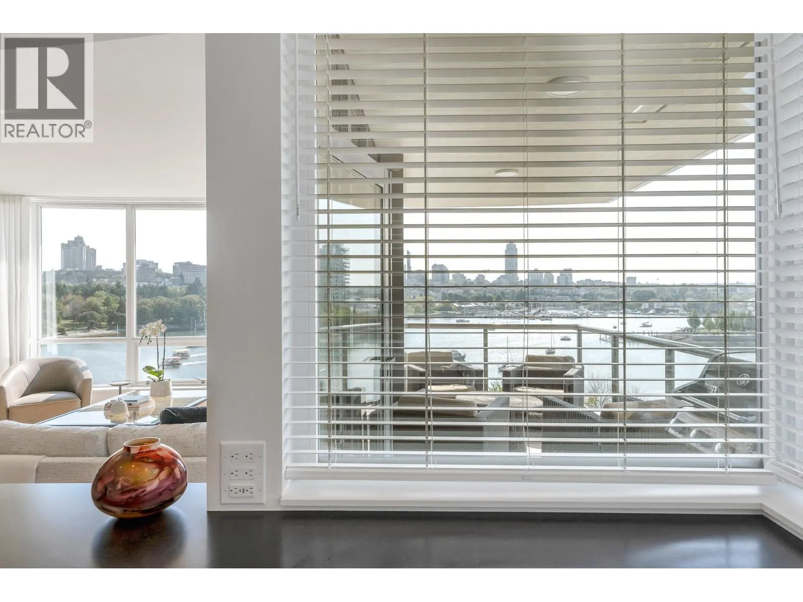 801 1328 MARINASIDE CRESCENT