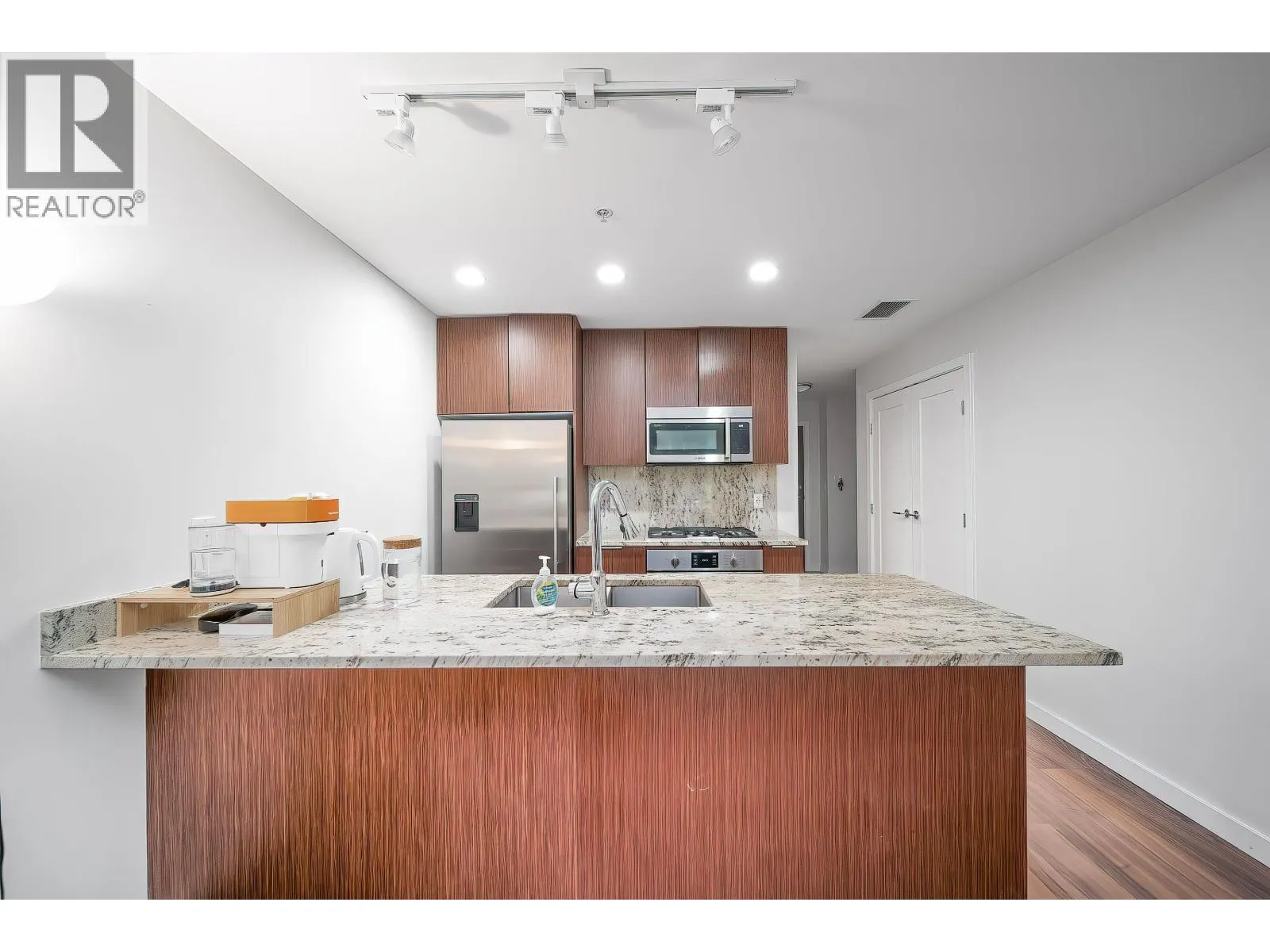501 8688 HAZELBRIDGE WAY