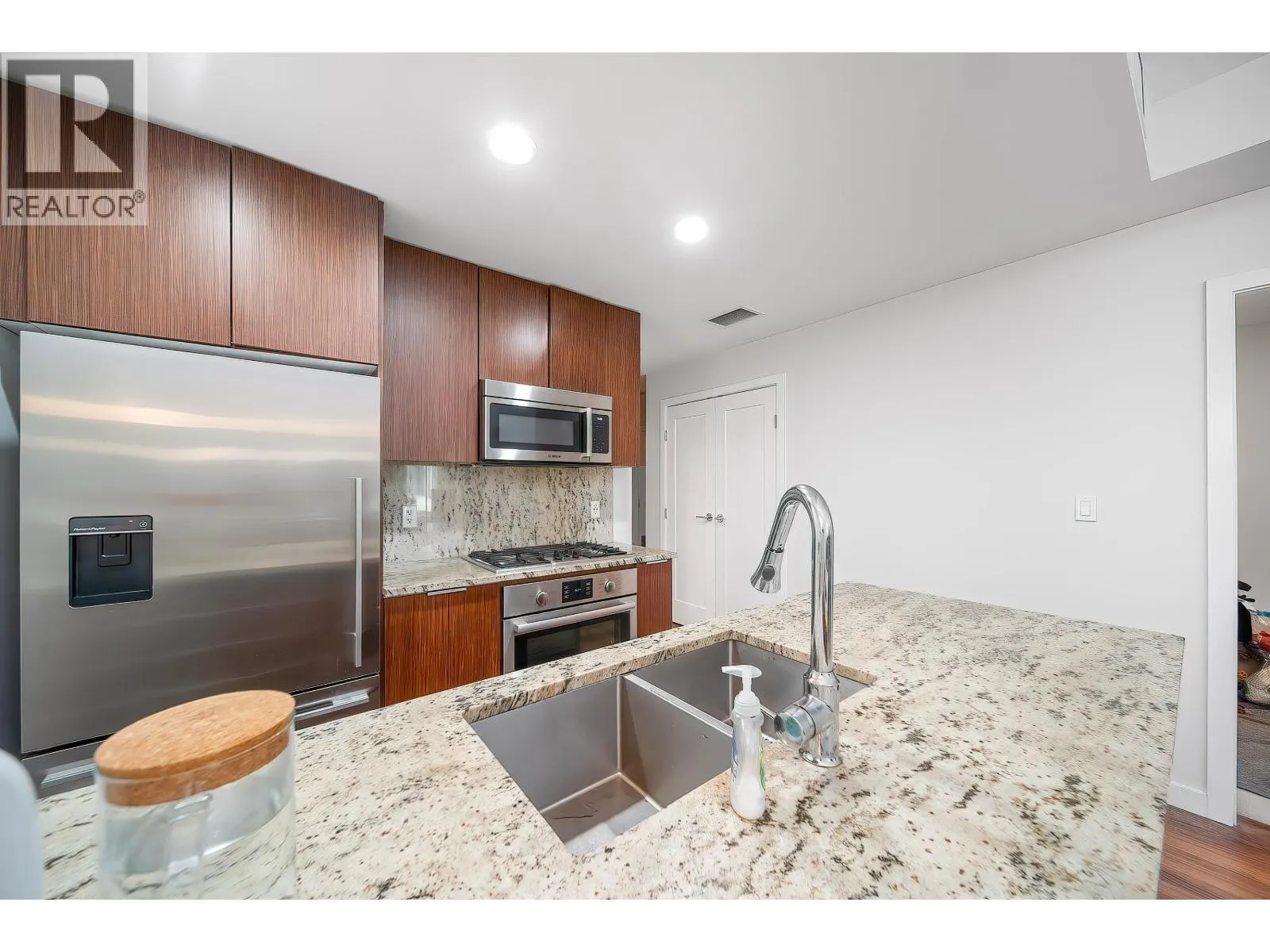 501 8688 HAZELBRIDGE WAY