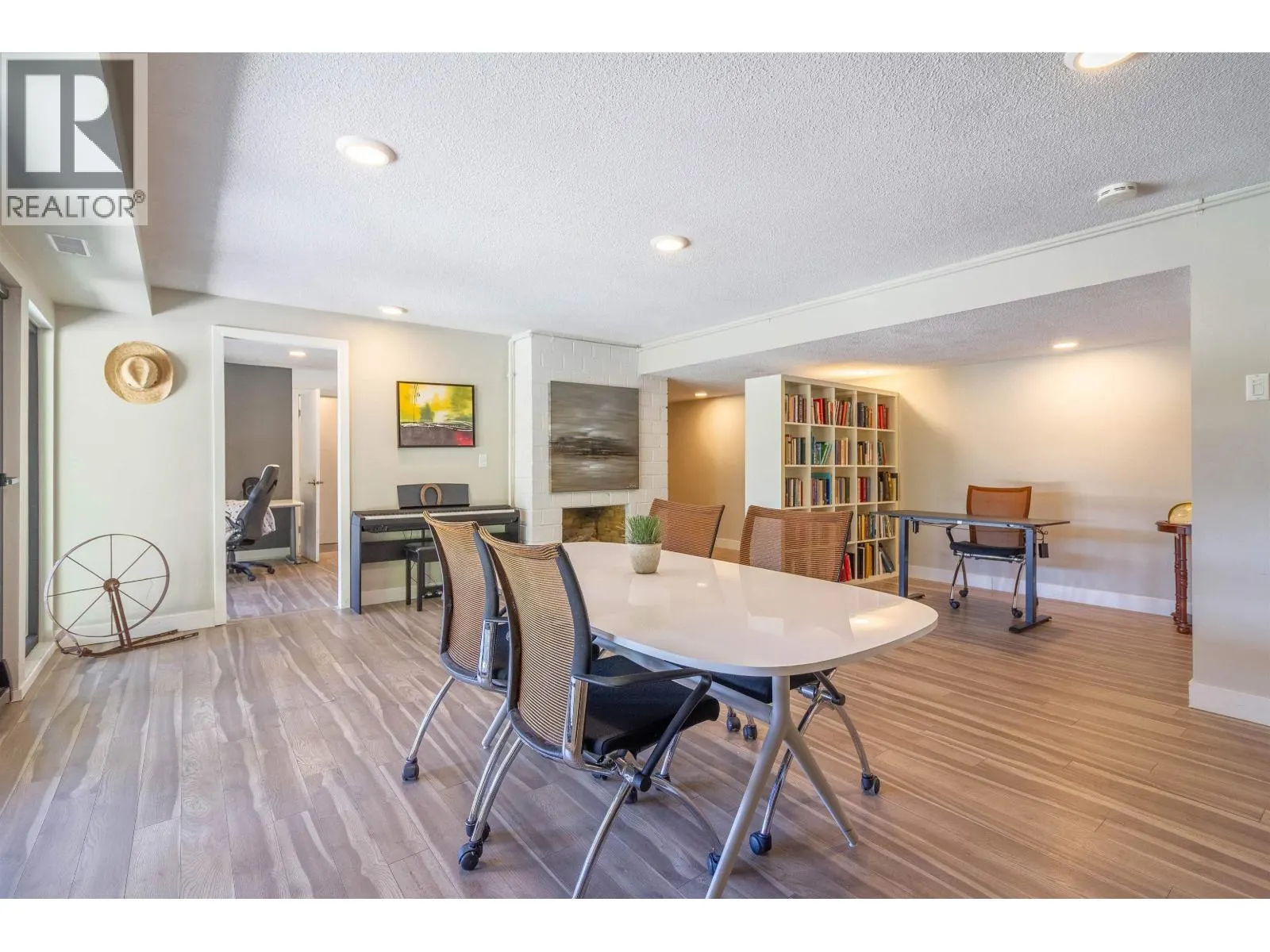 302 OXFORD DRIVE