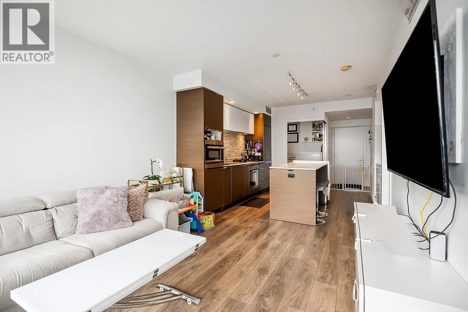 1308 5233 GILBERT ROAD
