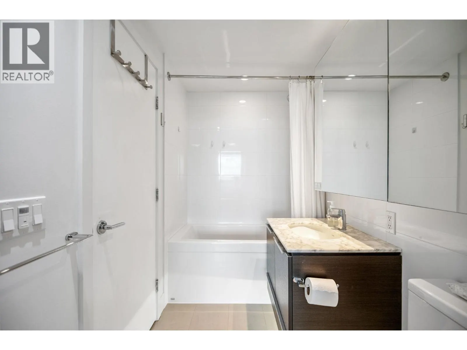 1308 5233 GILBERT ROAD