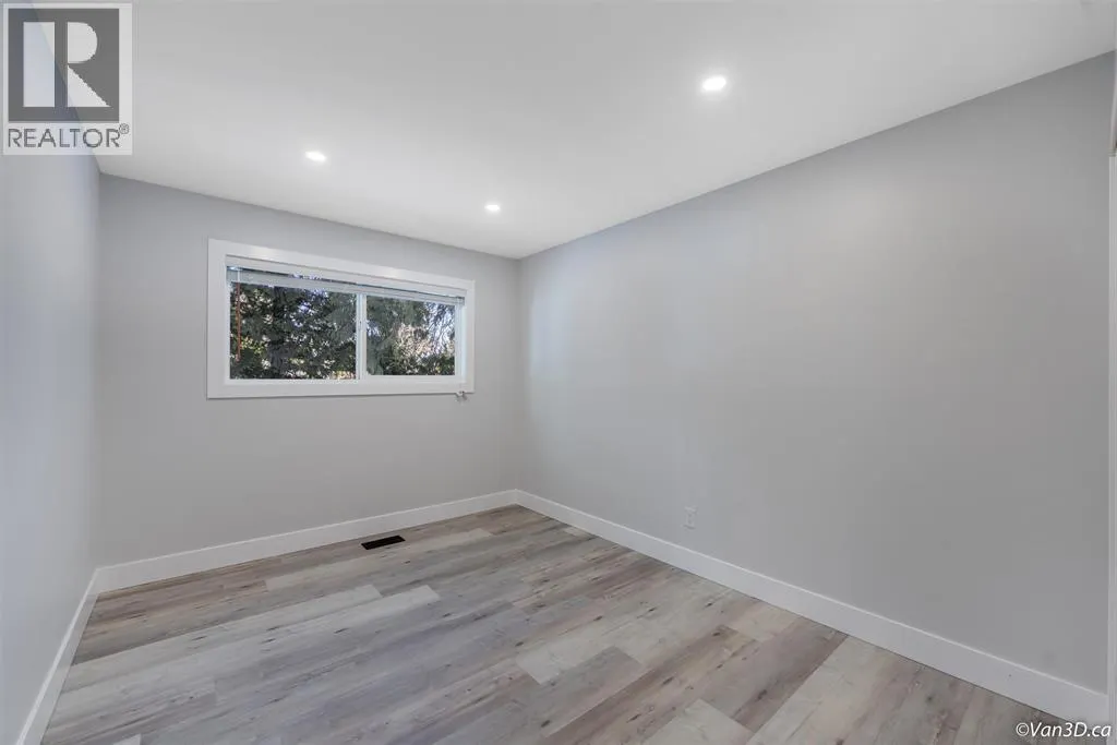 383 LAURENTIAN CRESCENT