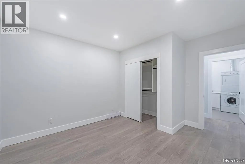383 LAURENTIAN CRESCENT