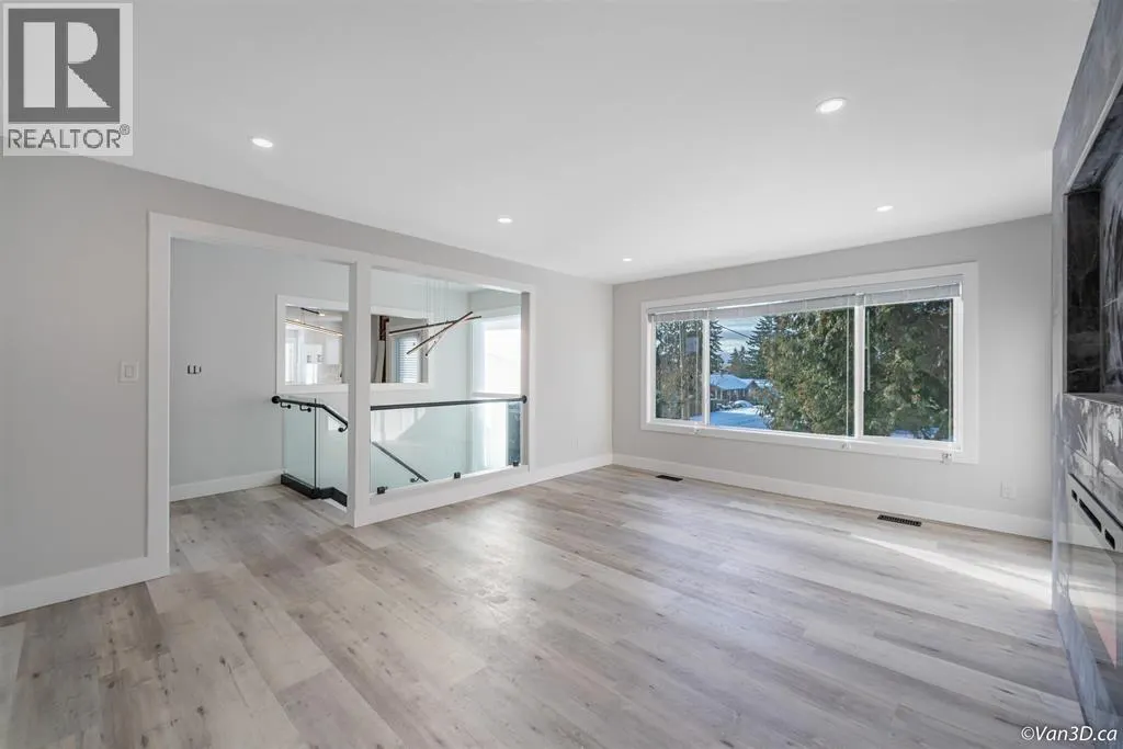 383 LAURENTIAN CRESCENT