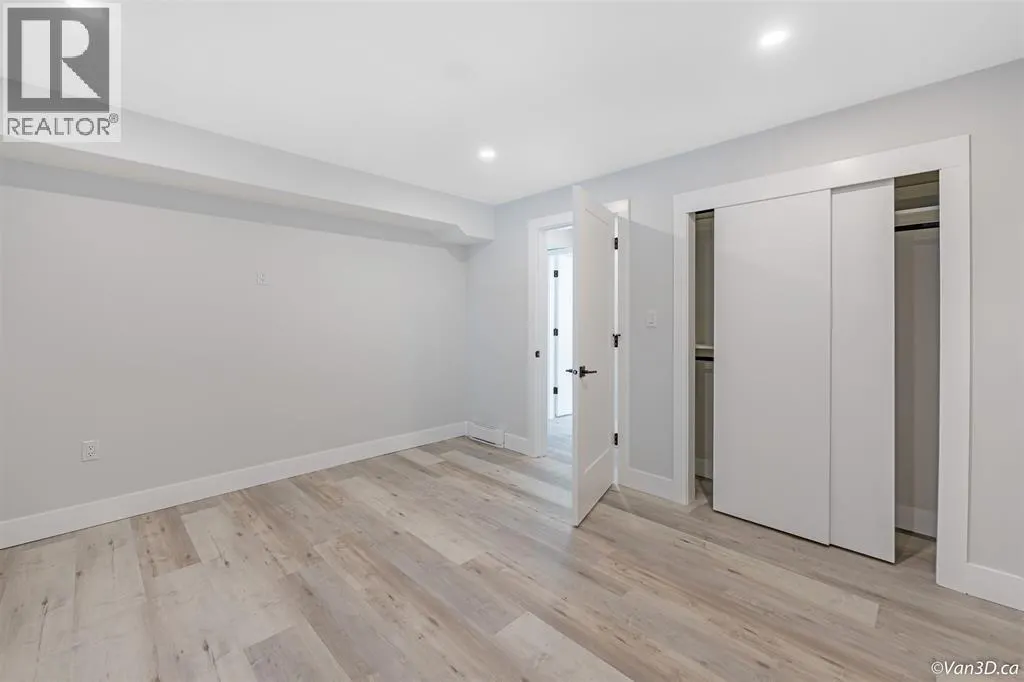 383 LAURENTIAN CRESCENT