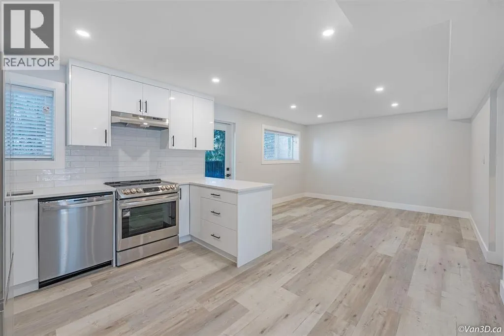 383 LAURENTIAN CRESCENT