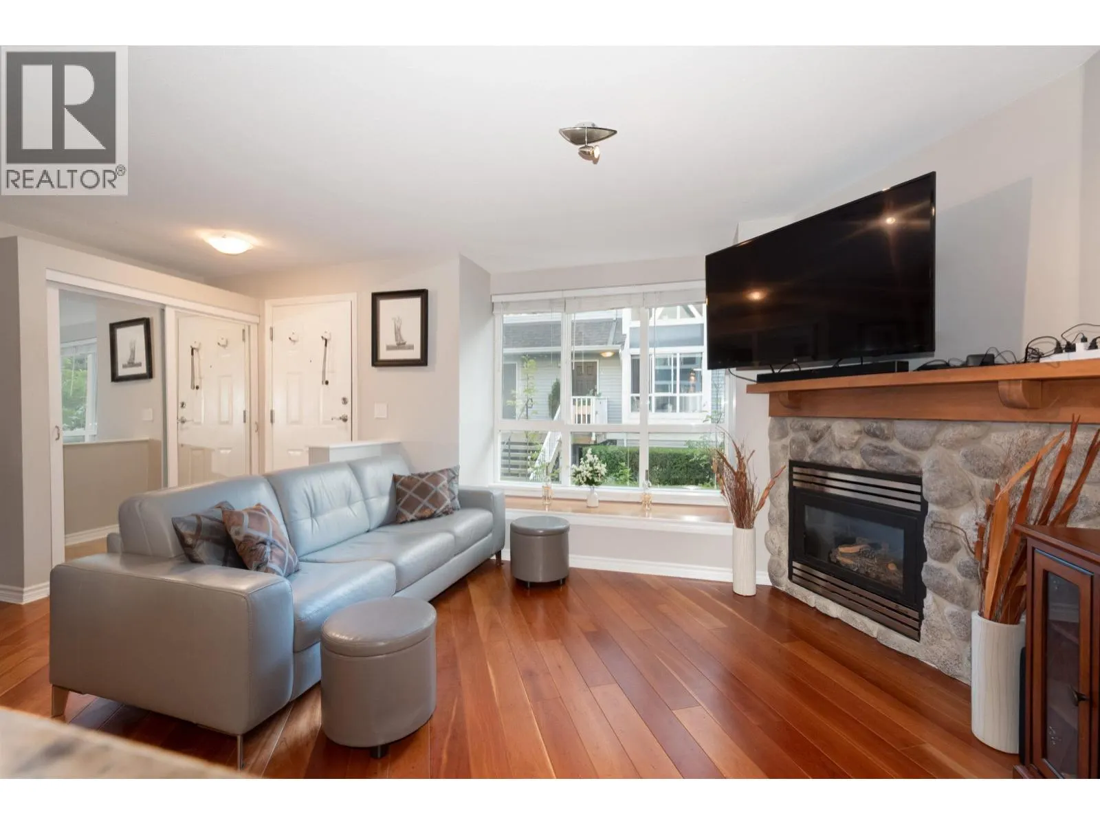 6 1015 LYNN VALLEY ROAD