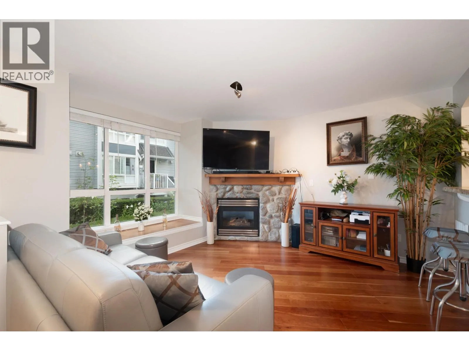 6 1015 LYNN VALLEY ROAD