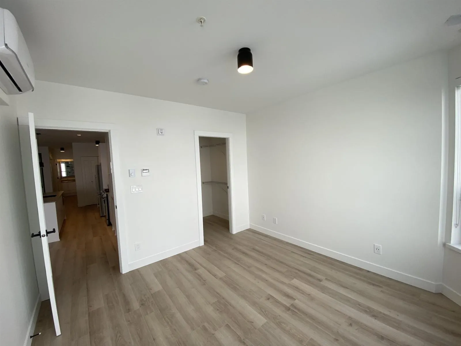 426 2493 MONTROSE AVENUE
