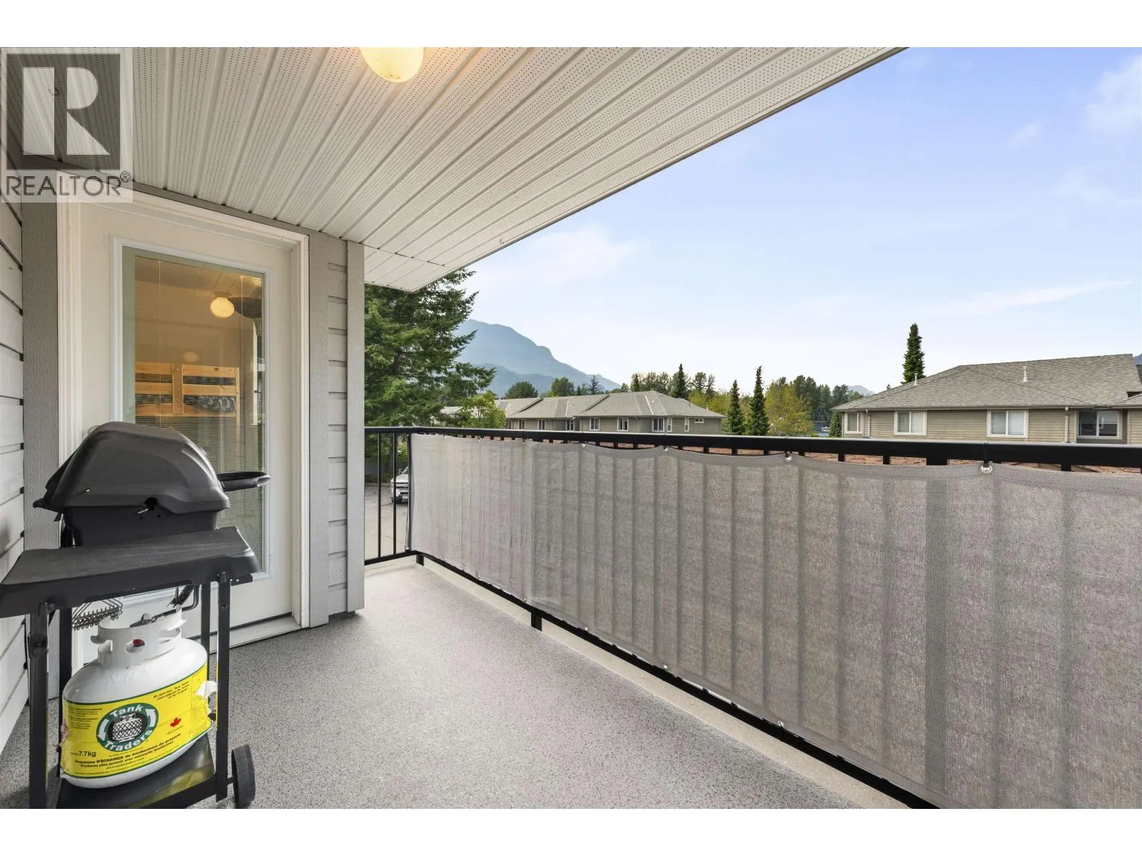 D202 40160 WILLOW CRESCENT
