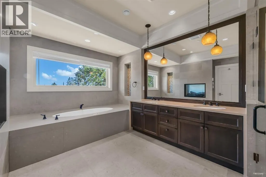 2566 MARINE DRIVE