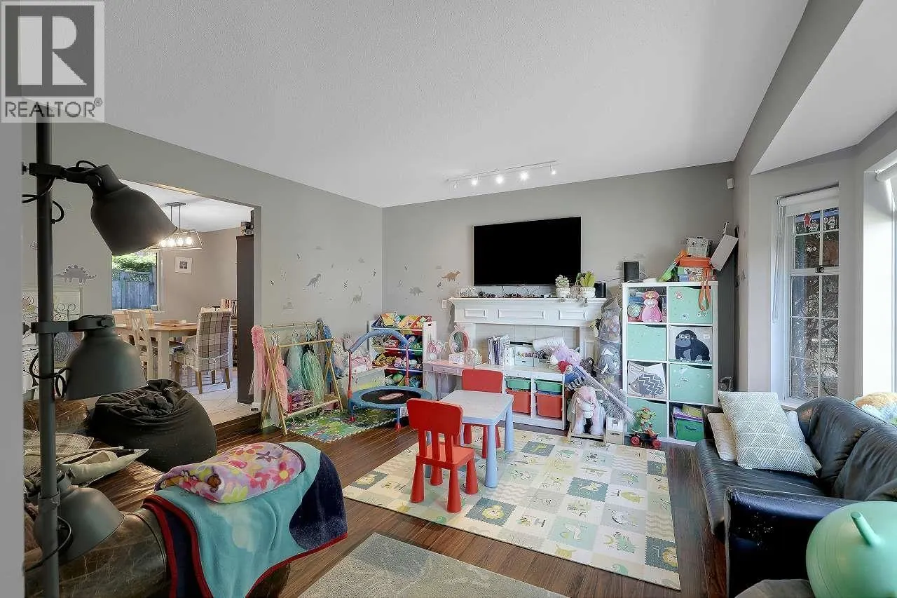 5256 CAMBRIDGE COURT