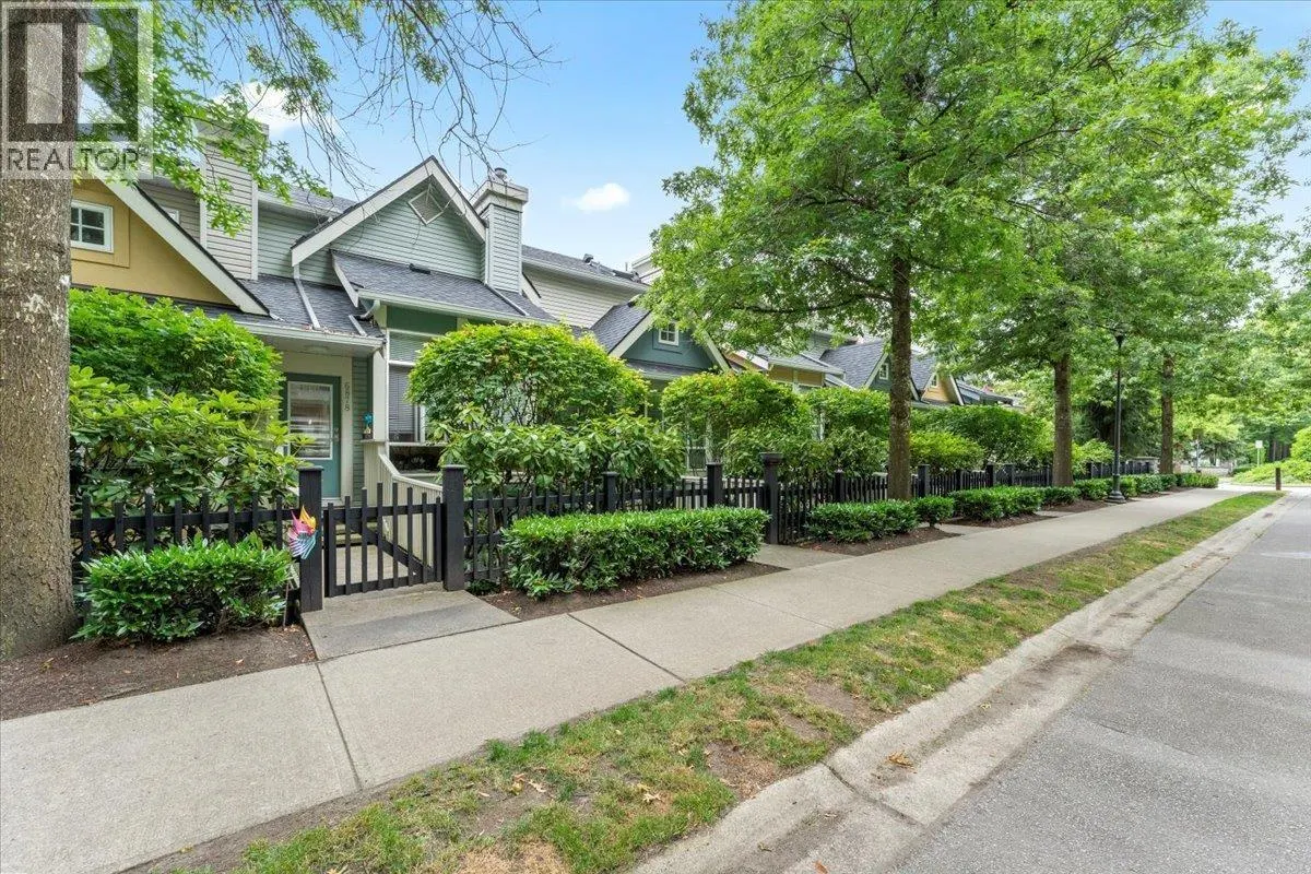 6878 VILLAGE GREEN