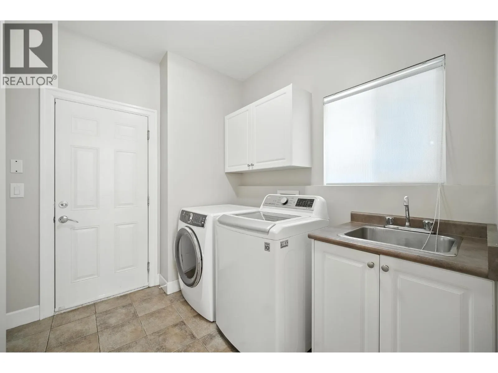 3252 CAMELBACK LANE