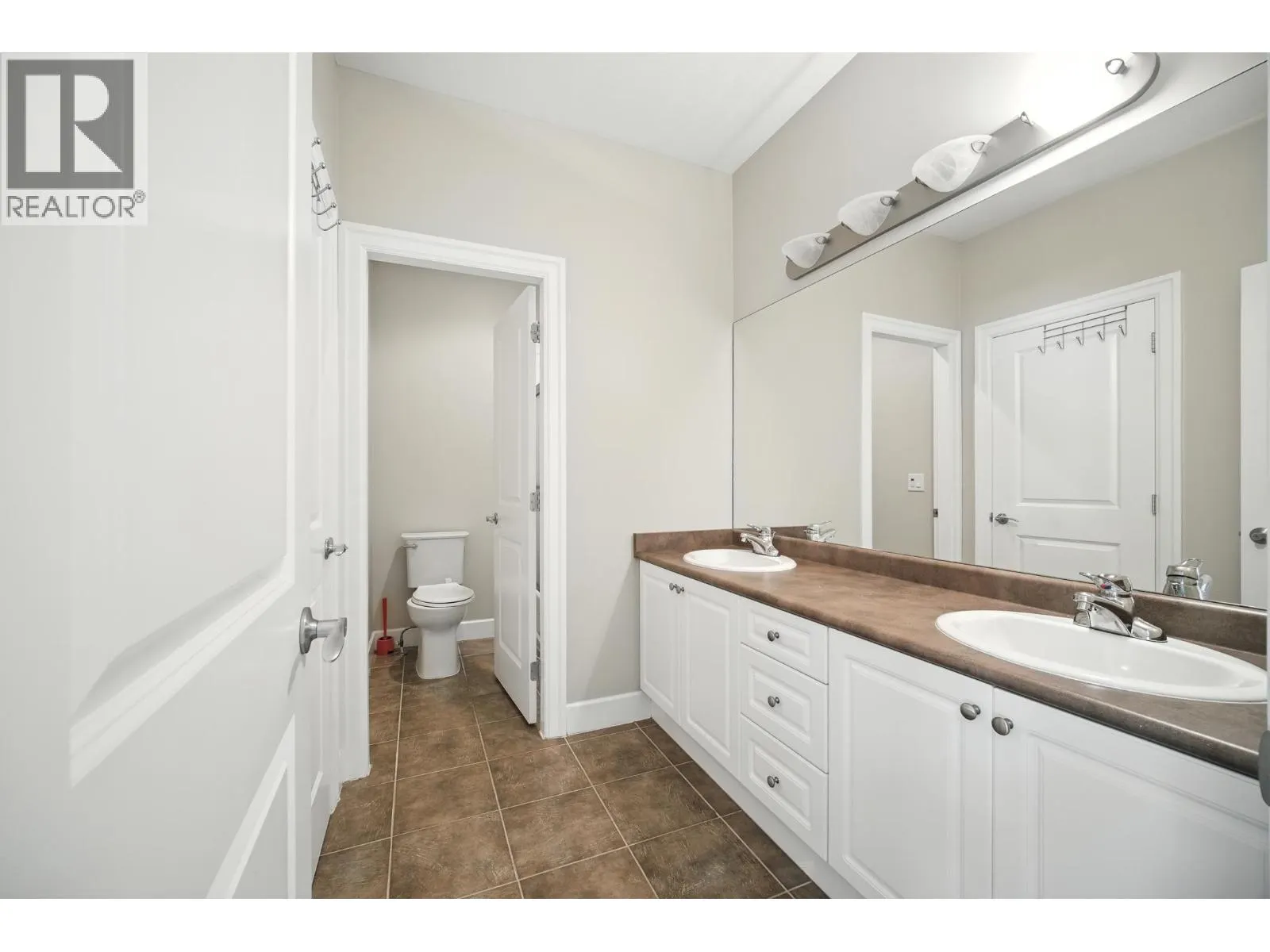 3252 CAMELBACK LANE