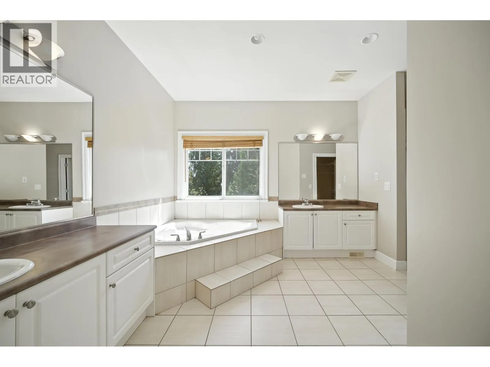 3252 CAMELBACK LANE
