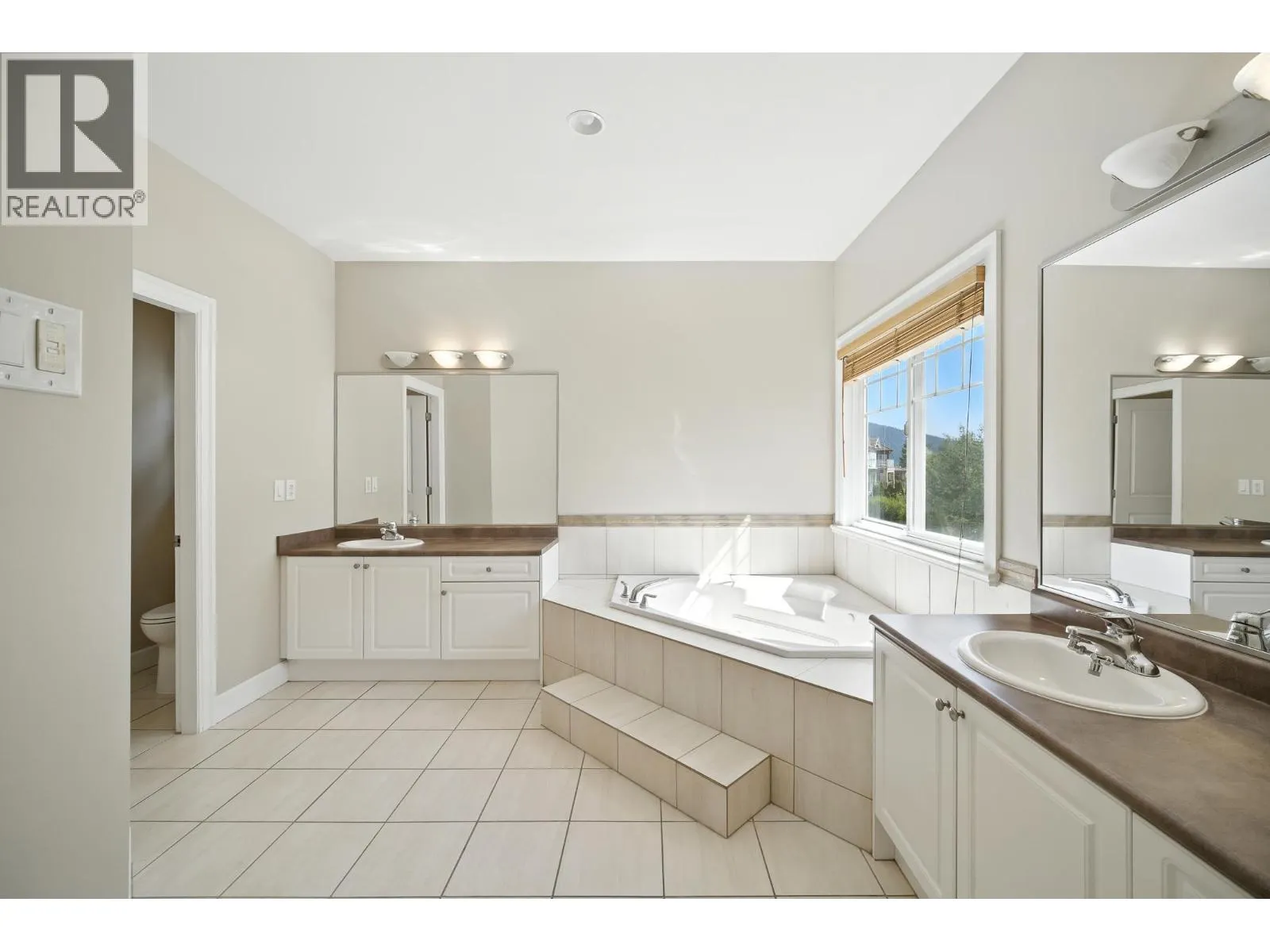 3252 CAMELBACK LANE