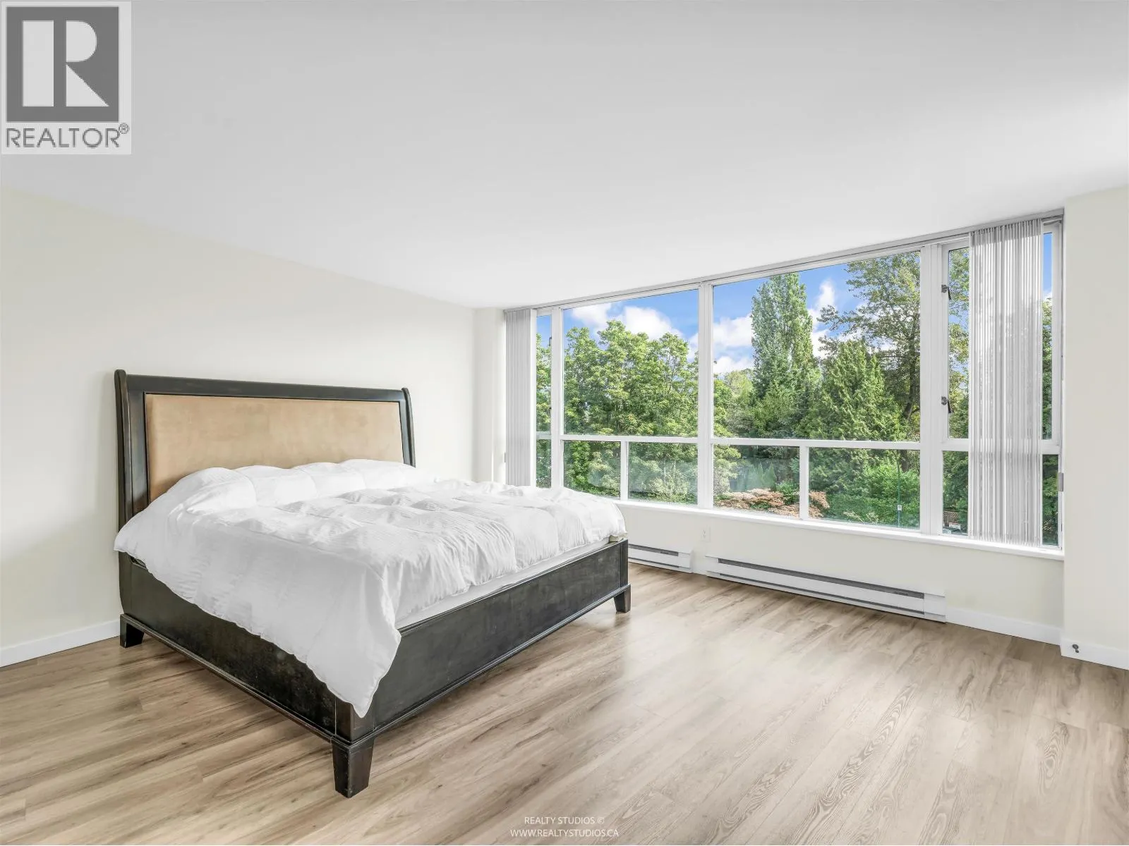 406 995 ROCHE POINT DRIVE