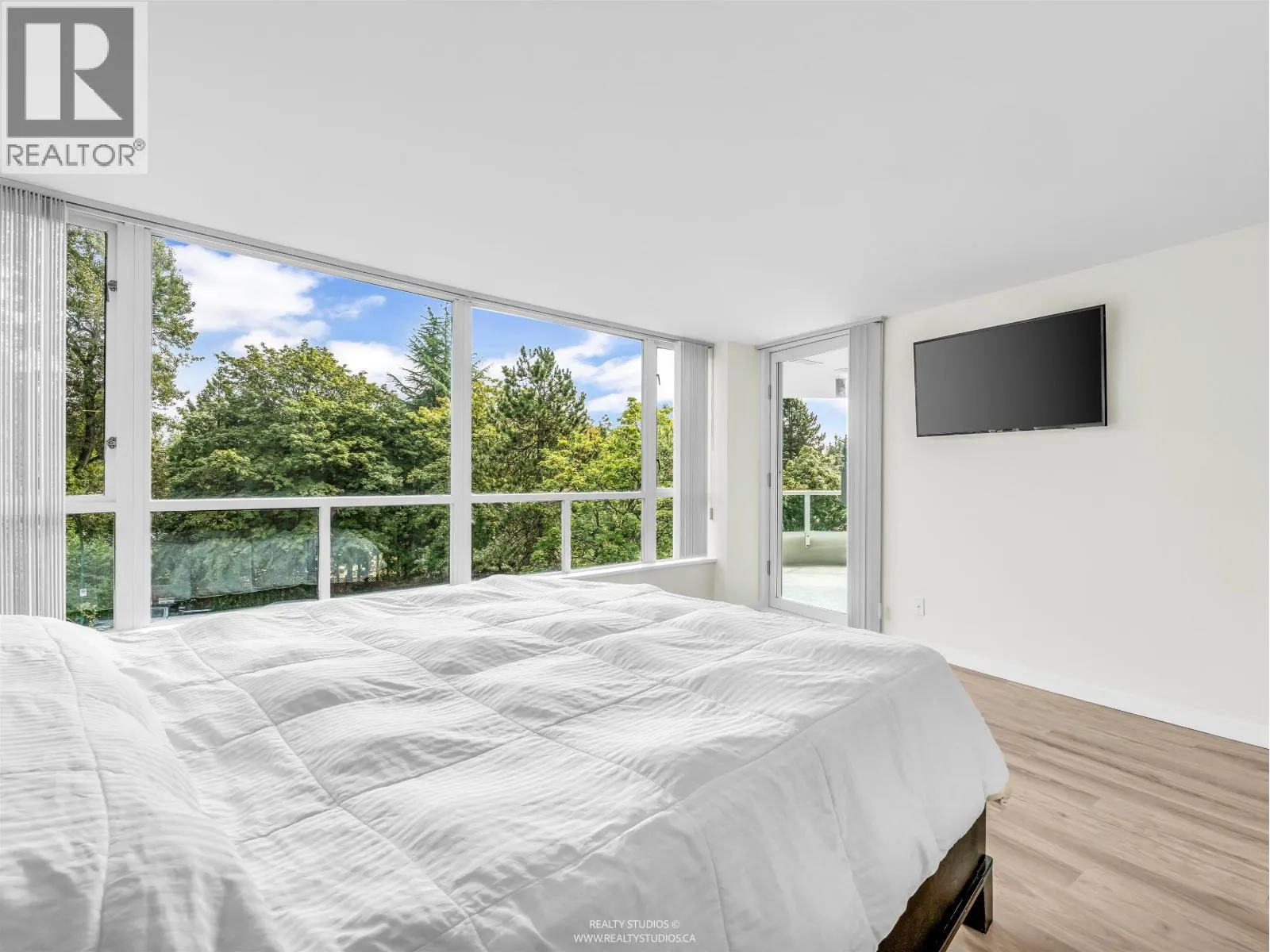 406 995 ROCHE POINT DRIVE
