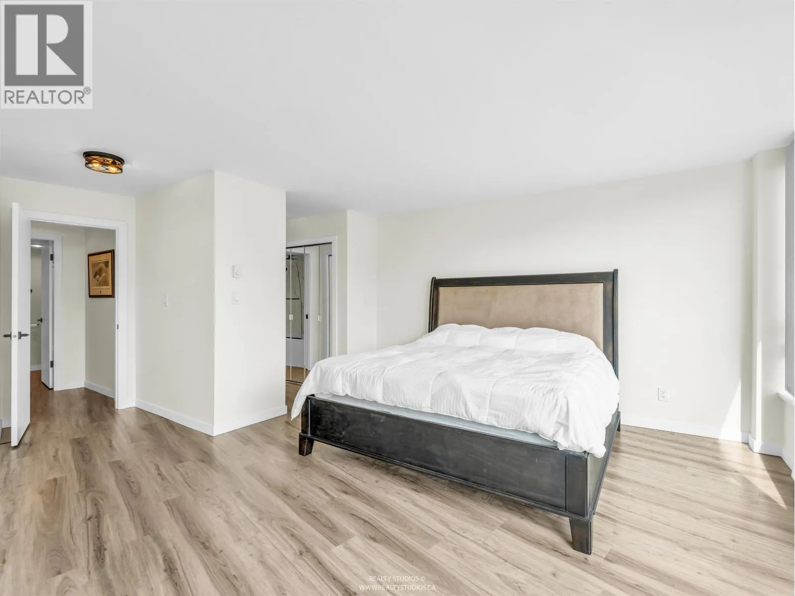 406 995 ROCHE POINT DRIVE