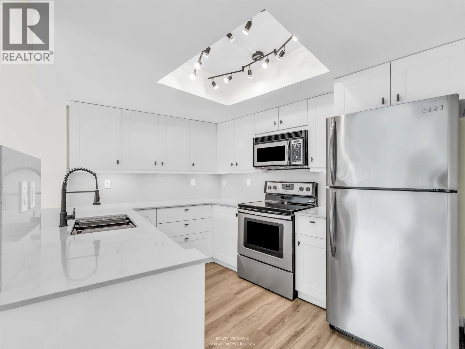 406 995 ROCHE POINT DRIVE