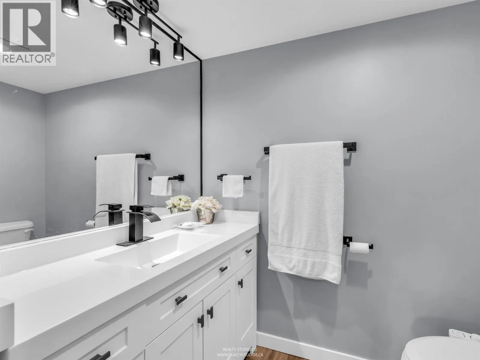 406 995 ROCHE POINT DRIVE