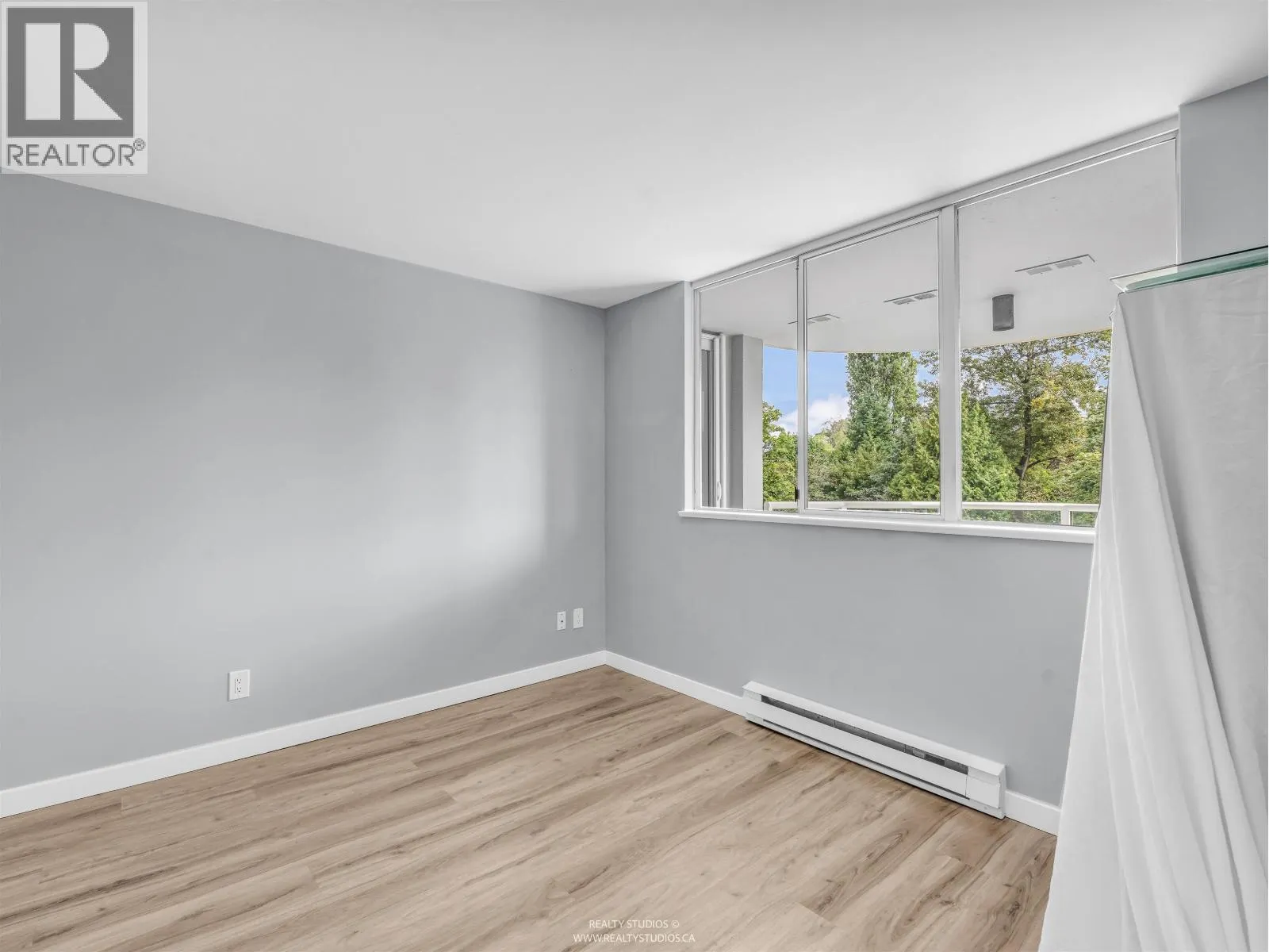 406 995 ROCHE POINT DRIVE