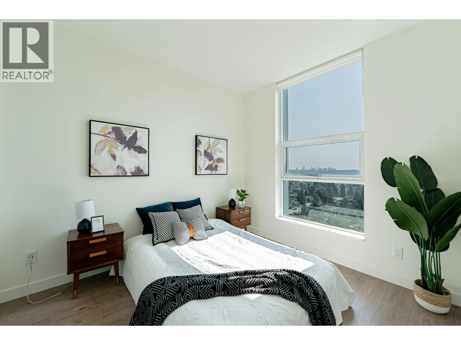 1406 585 AUSTIN AVENUE