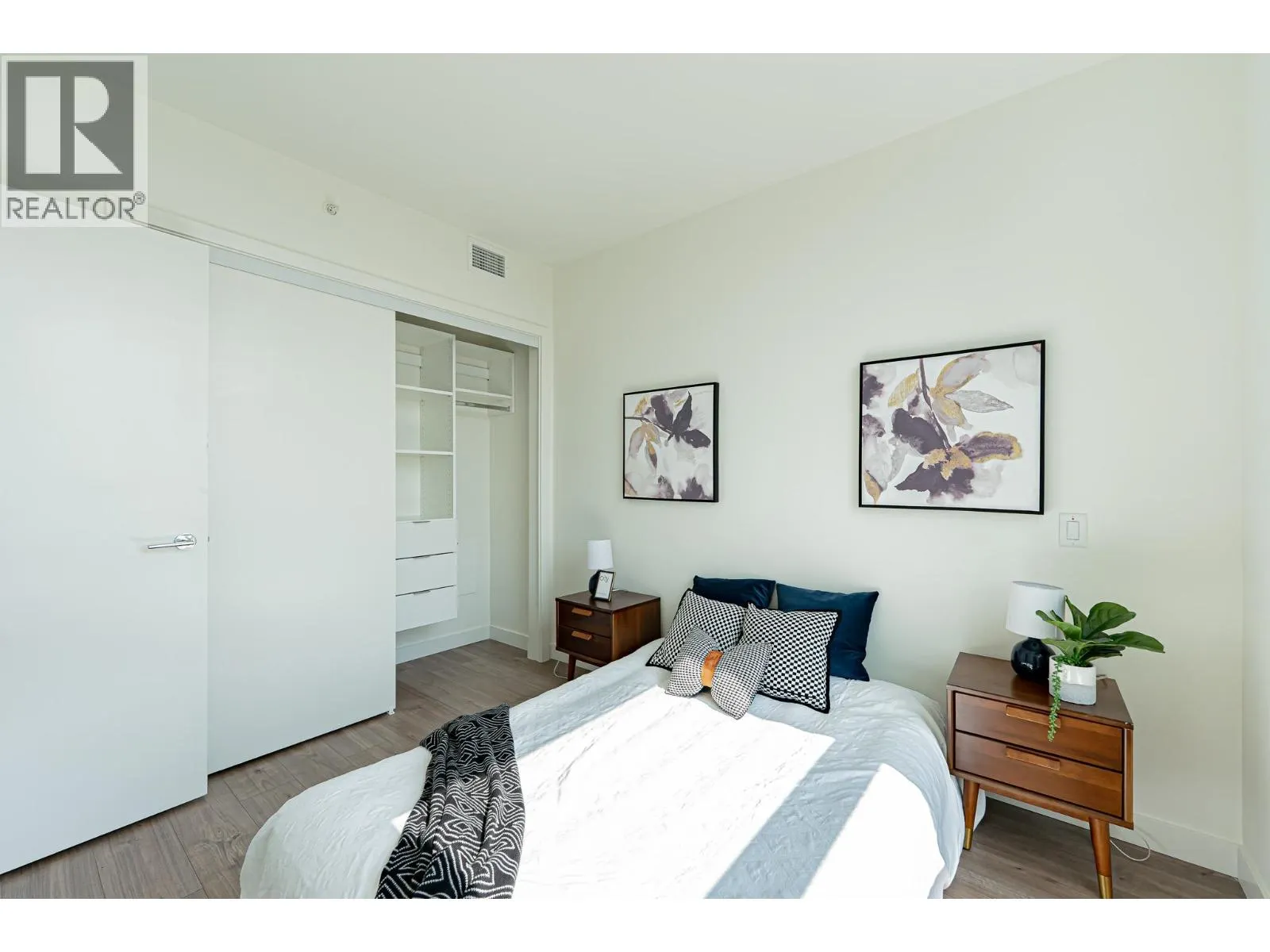 1406 585 AUSTIN AVENUE
