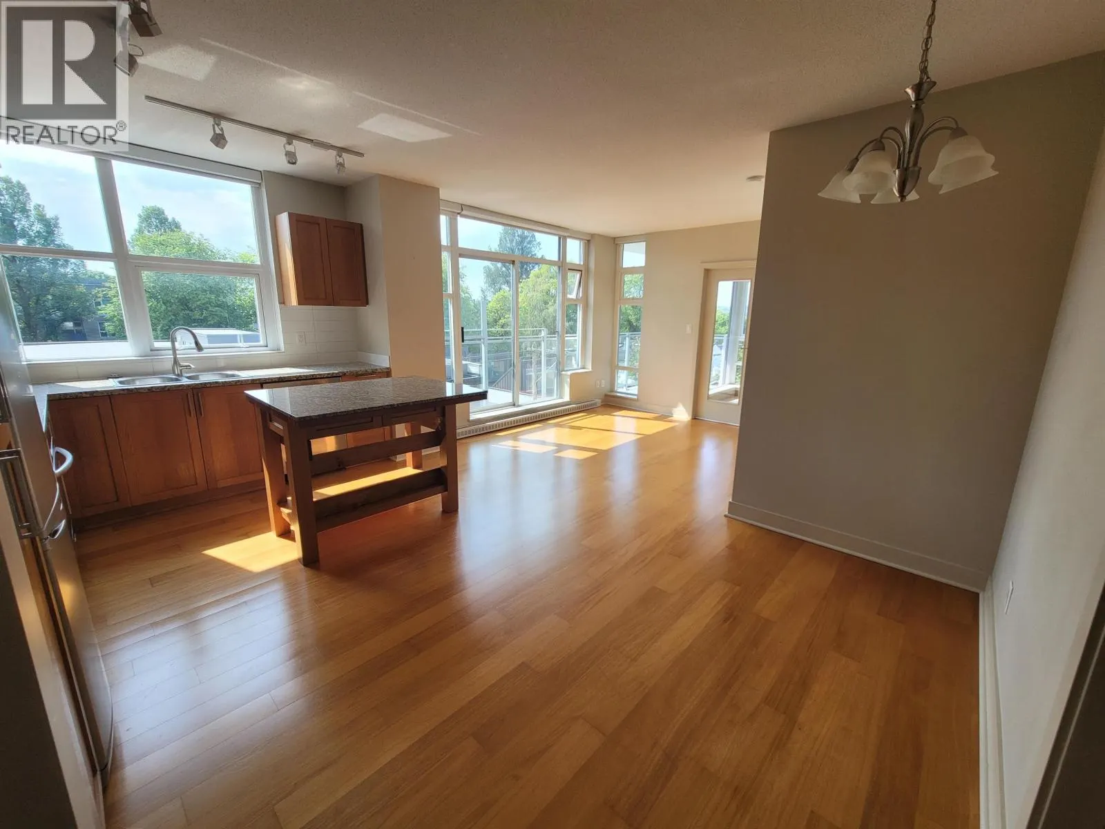 515 2268 W BROADWAY