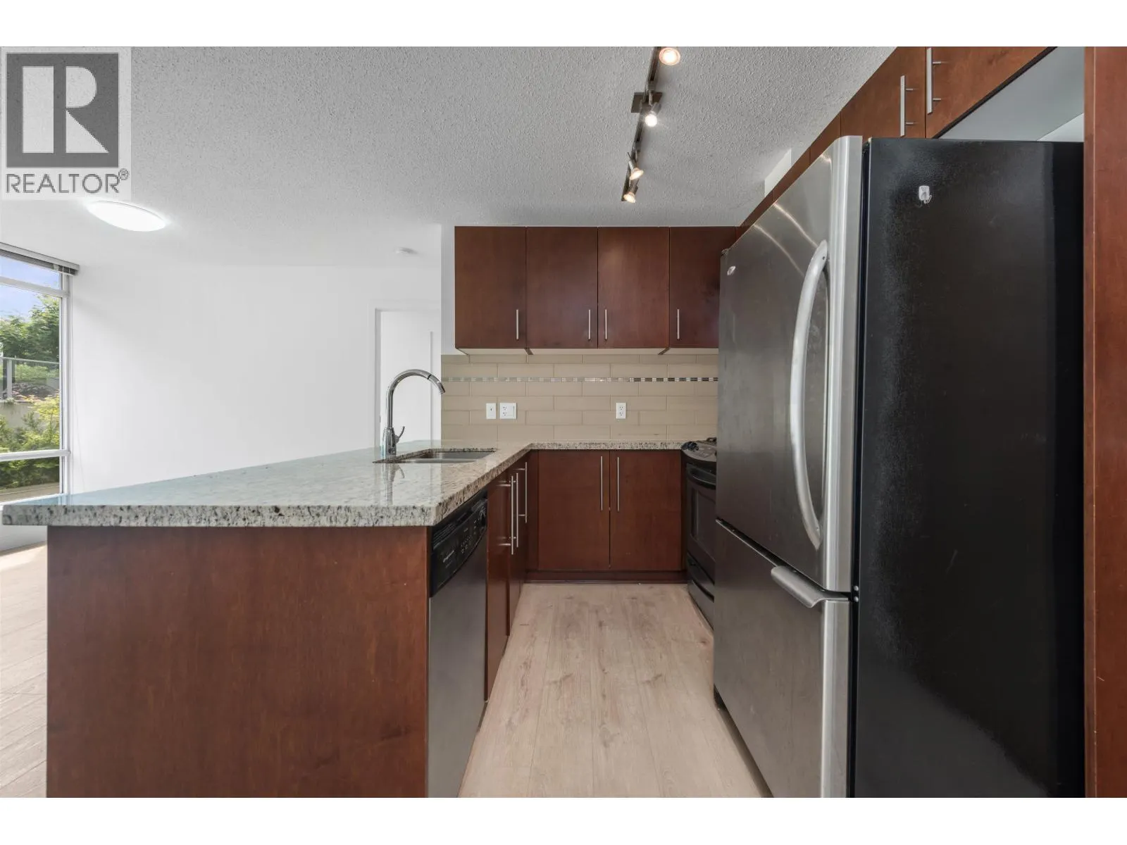 511 8280 LANSDOWNE ROAD