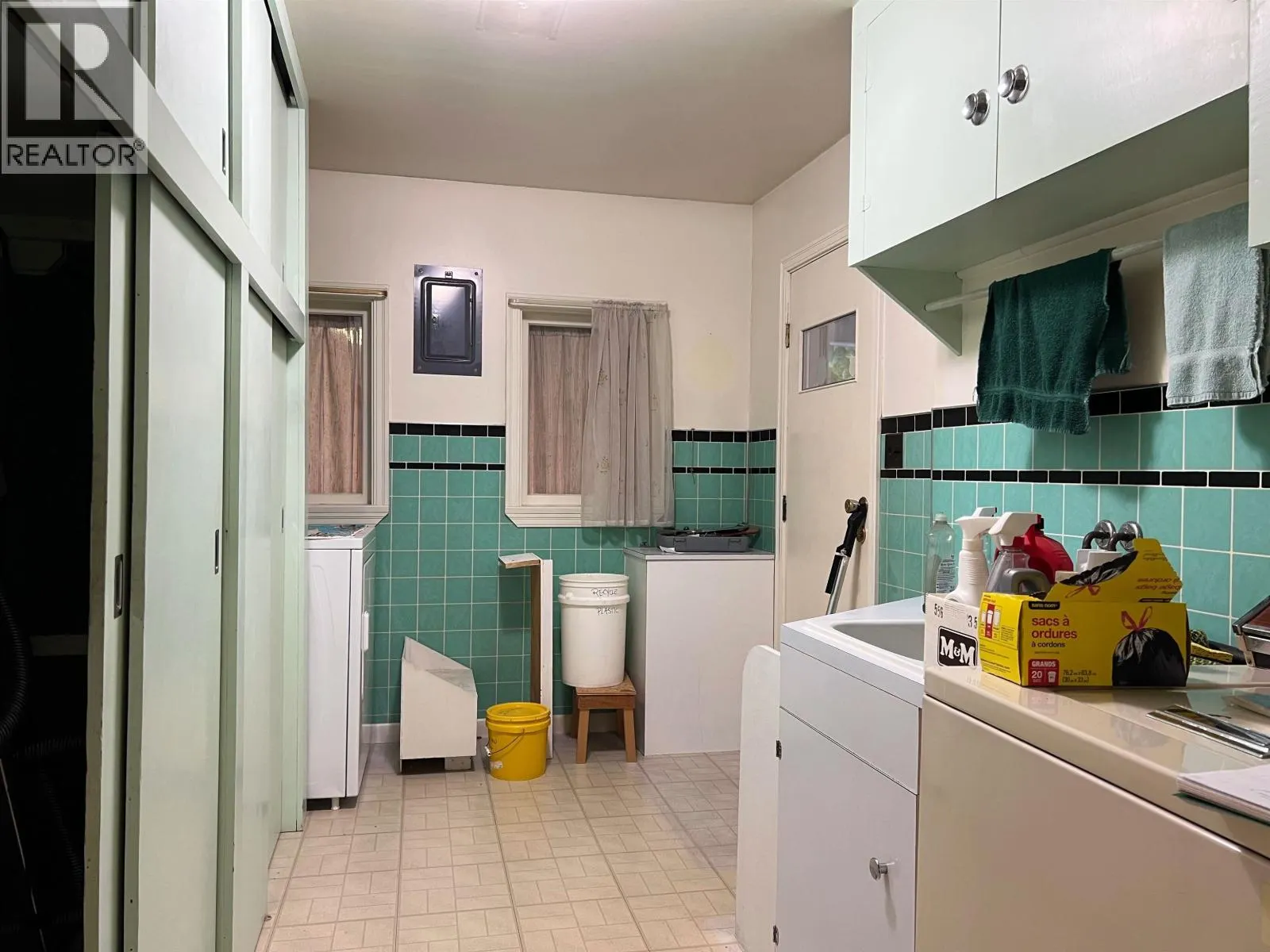 3047 OXFORD STREET