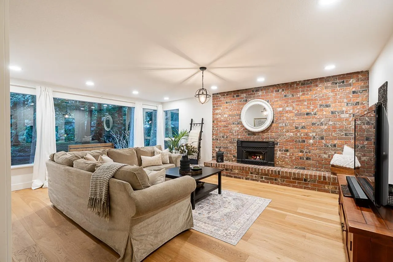 18 CLOVERMEADOW CRESCENT