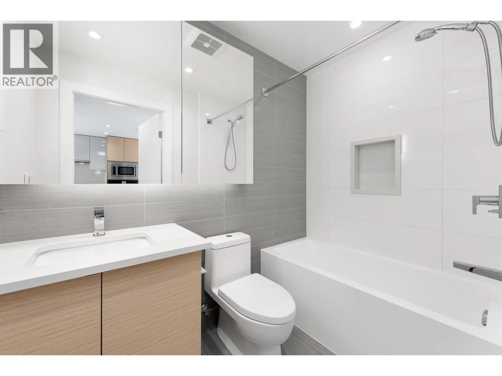 1304 3438 SAWMILL CRESCENT