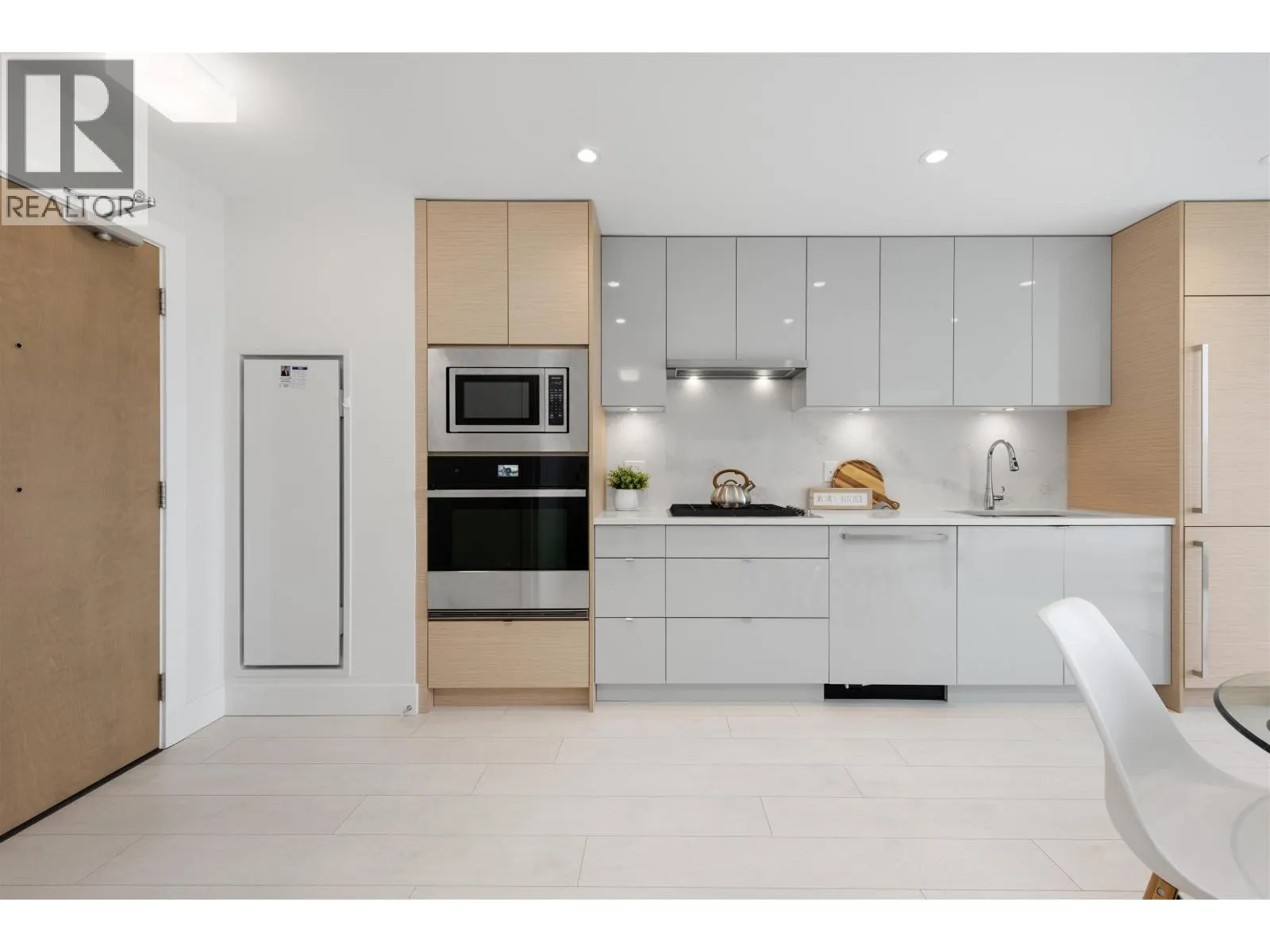 1304 3438 SAWMILL CRESCENT