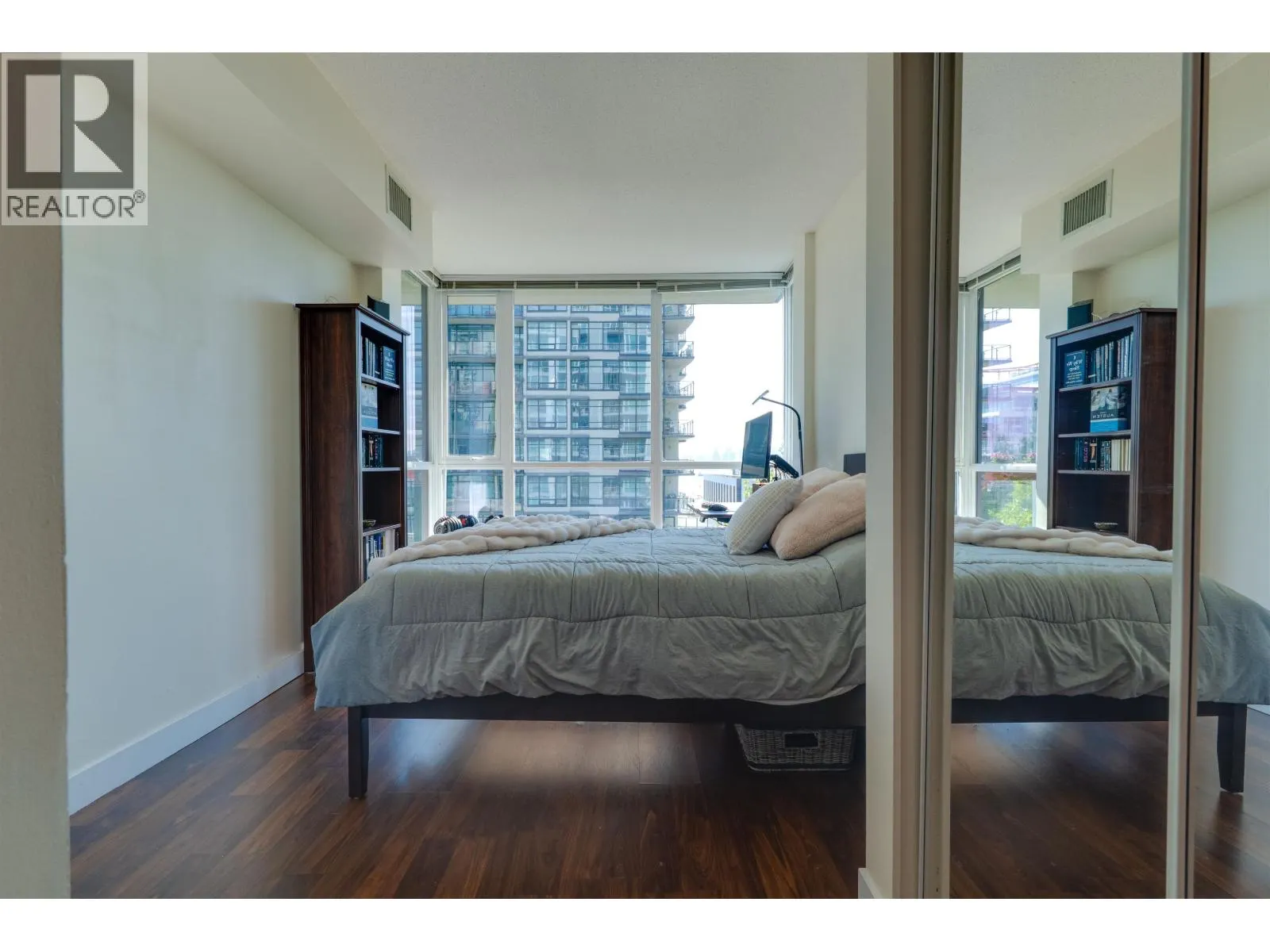 508 168 E ESPLANADE