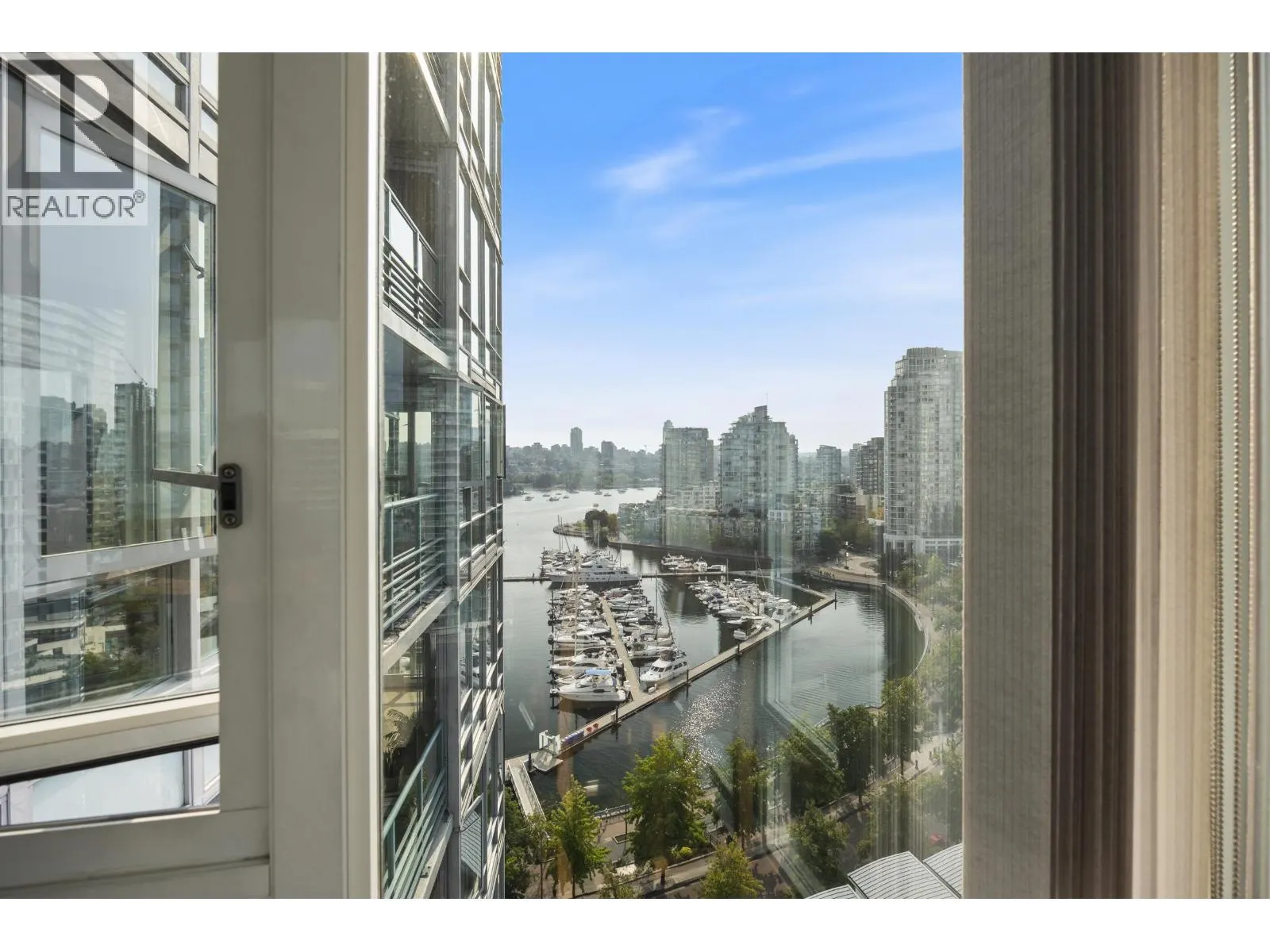 1901 1033 MARINASIDE CRESCENT