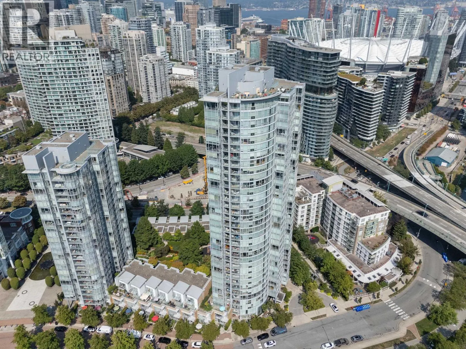 1901 1033 MARINASIDE CRESCENT