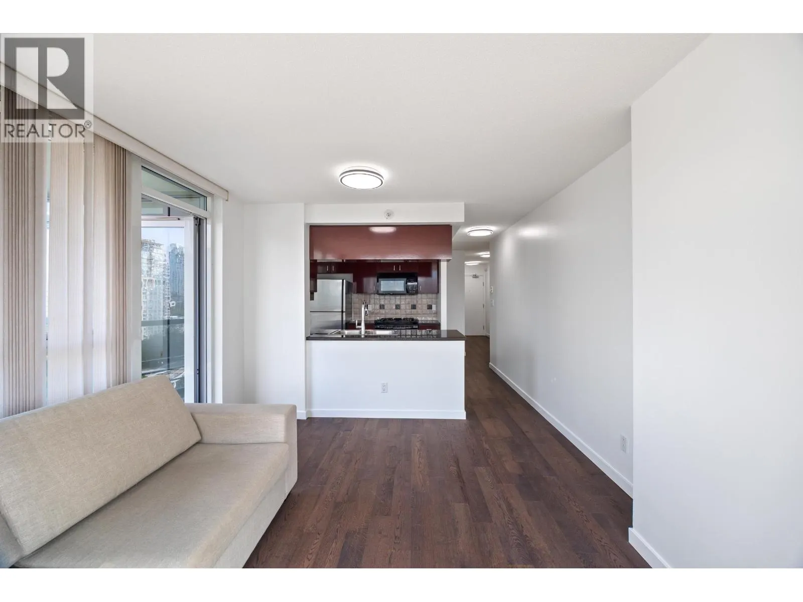 1901 1033 MARINASIDE CRESCENT