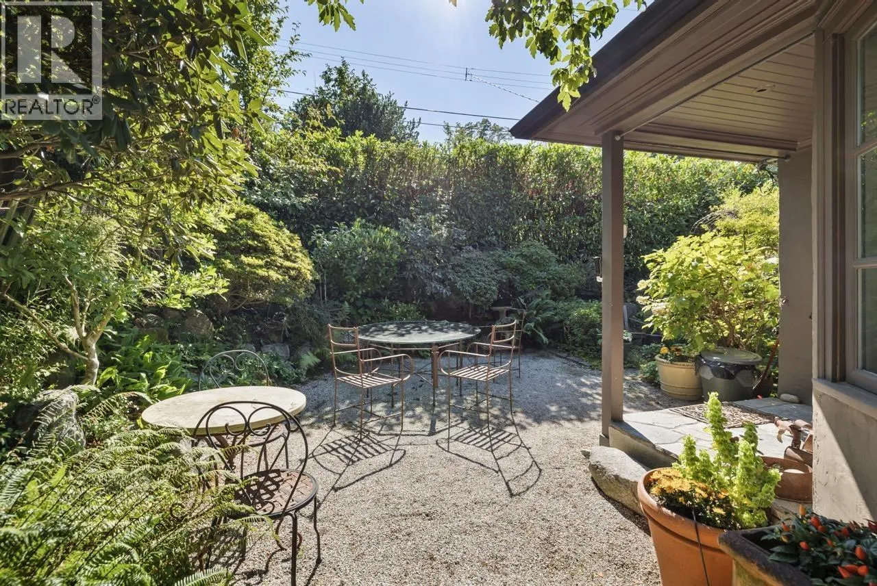 2533 WALLACE CRESCENT