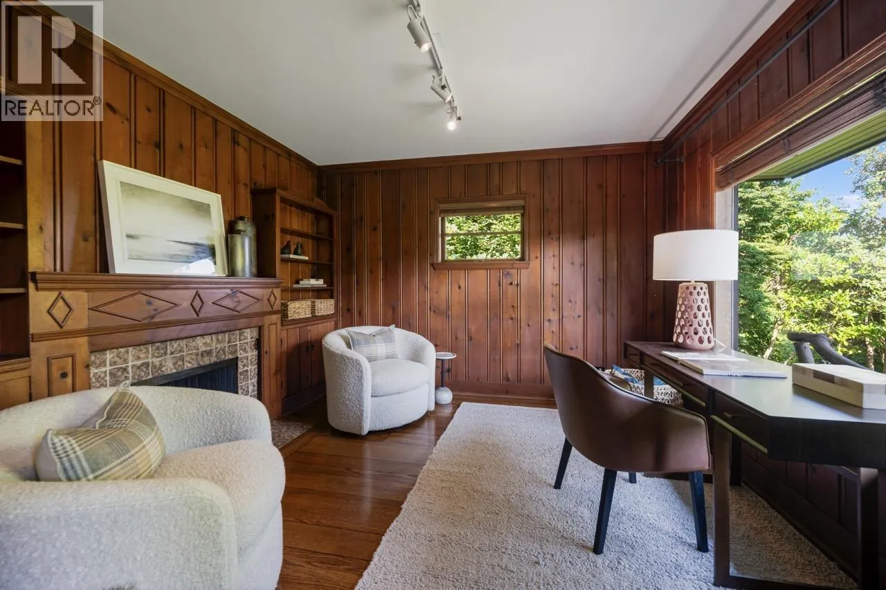 2533 WALLACE CRESCENT